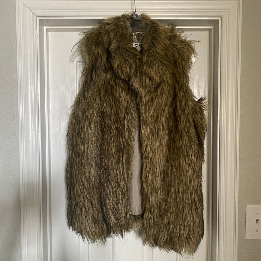 Faux fur vest - NWT - brown/beige